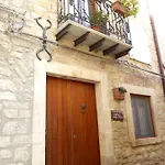 Casa Padre Jerone בית הארחה 3*